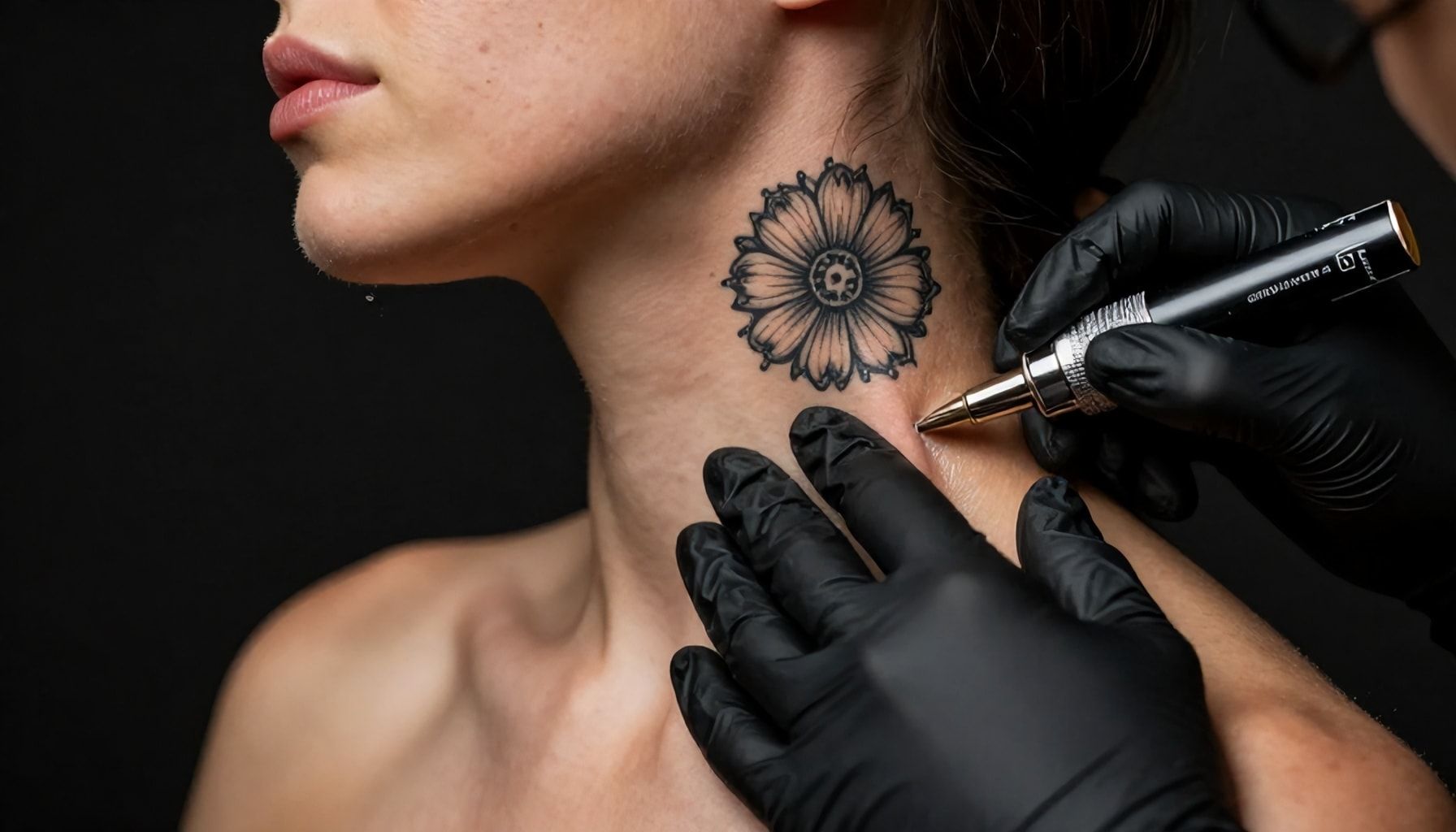 La verdad sobre el dolor: qué esperar al tatuarte en el cuello*