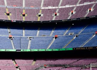 El Barça goleó 4-2 al Espanyol en un derbi con polémica arbitral y goles de Lewandowski