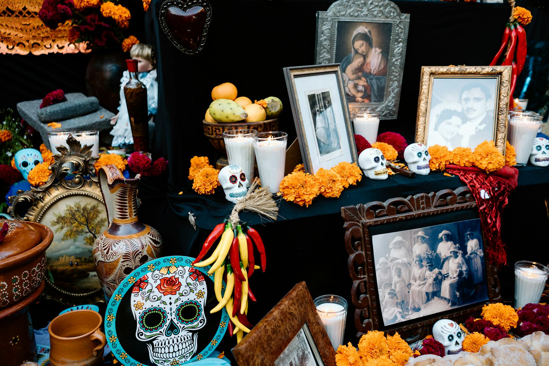 Calaveras, flores y velas: símbolos que nunca pasan de moda