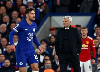 Chelsea y Manchester United chocan en duelo clave por la Champions con Mourinho en la grada