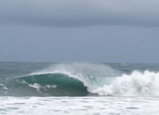 Ola de 4 metros y alerta amarilla: el clima extremo golpea Puerto Escondido esta semana