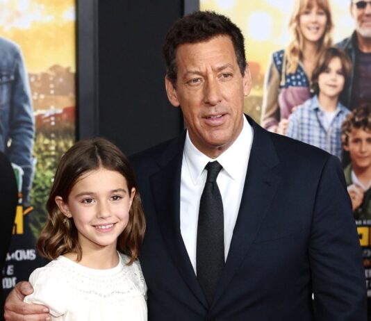 Las dos hijas de Adam Sandler brillan en el estreno de su nueva película familiar