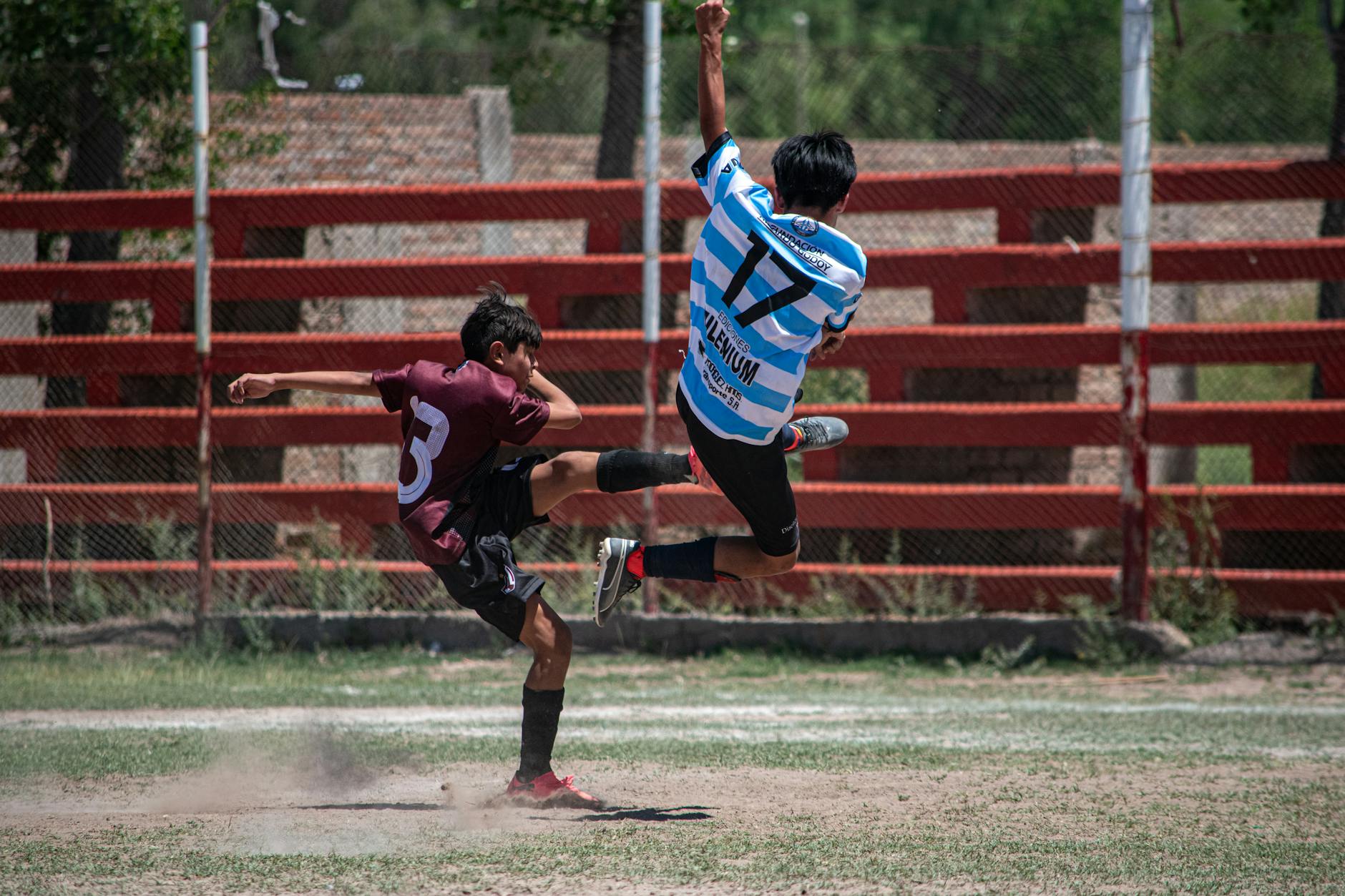 Lewandowski y Araújo voltean el marcador con goles de pura presión