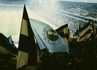 Milan remonta con doblete de Leão y frena al Napoli en San Siro (2-1)