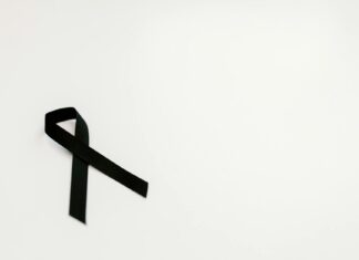 El moño negro de luto domina las pasarelas en la Semana de la Moda de París 2024