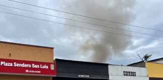 Incendio en Plaza Sendero San Luis deja 3 locales comerciales afectados y evacuación preventiva