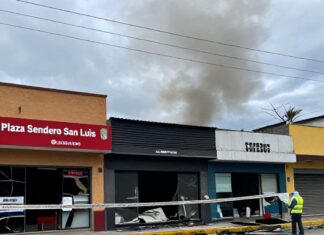 Incendio en Plaza Sendero San Luis deja 3 locales comerciales afectados y evacuación preventiva
