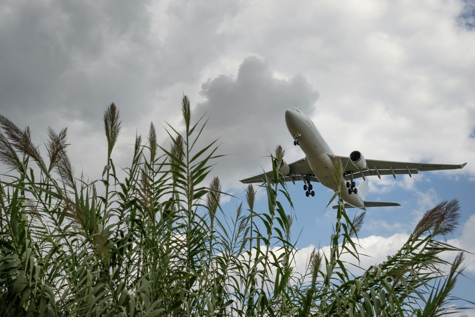 Un derbi con historia y tensión en Cornellà-El Prat